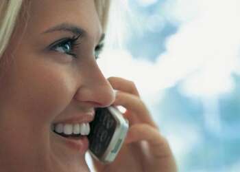 Mujer Conversando En Su Telefono Movil