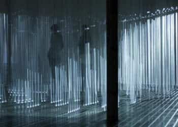 3Destruct: notable instalación audiovisual con proyectores y pilares reflectantes