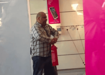 Usuario de T-Mobile destruye tienda de la empresa en Inglaterra