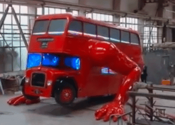 David Cerny: el artista que hizo que un bus londinense haga flexiones de brazos