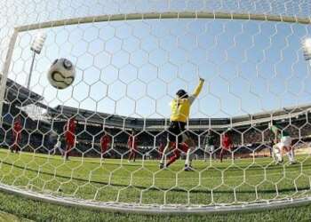 Los árbitros ahora podrán recurrir a la tecnologí­a para determinar si un gol fue anotado o no