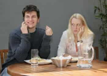 Restaurante en EEUU descuenta 5% a quienes no coman con su celular en la mesa