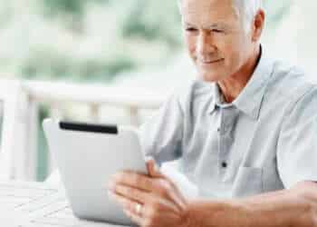 Gente mayor de 65 años puede mejorar sus habilidades mentales usando Facebook