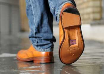 Británicos crean unos zapatos vintage que pueden ser usados como walkie-talkies