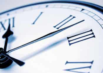 Configura correctamente tus gadgets: este sábado 27 se cambia la hora en Chile