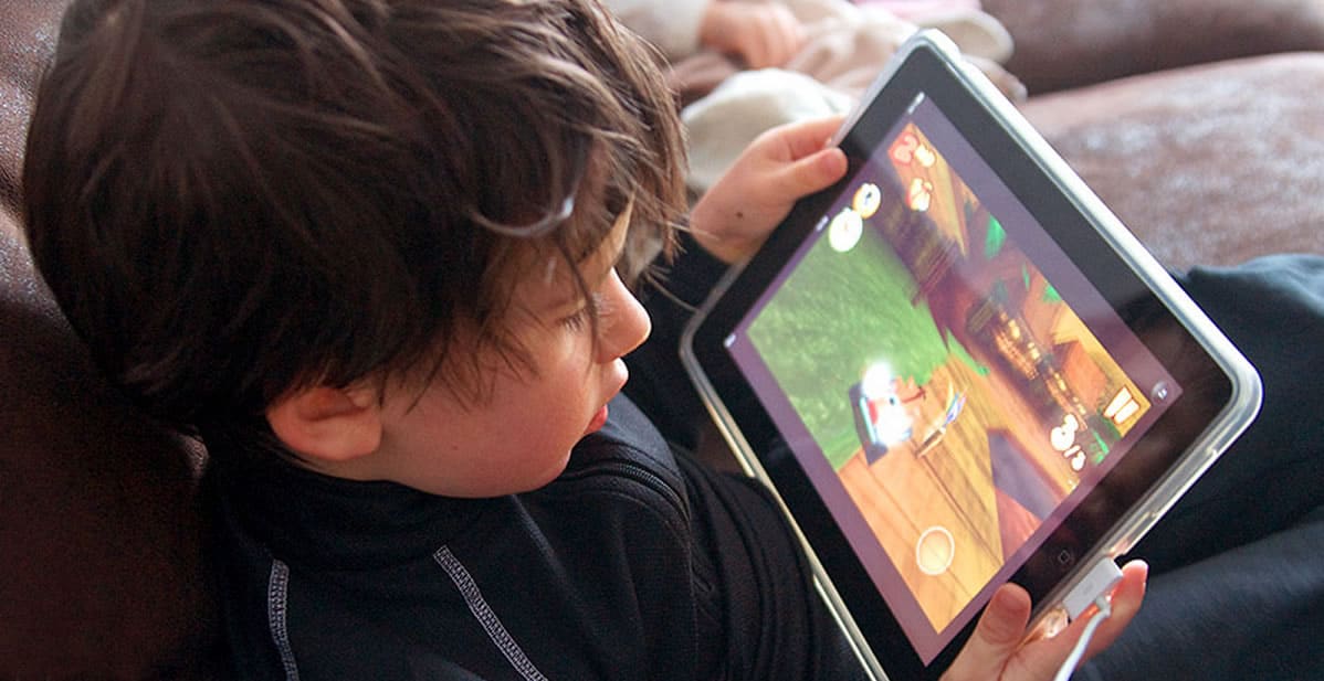 Chico Jugando Tableta Chico jugando tableta
