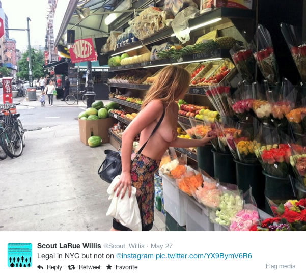Tweet de Willis caminando en topless por New York.