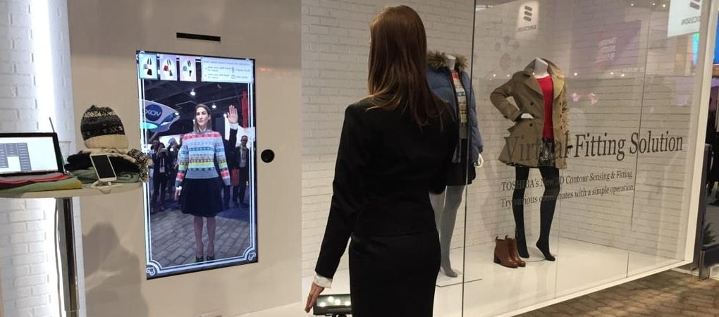 Toshiba lanzó el espejo inteligente pensando en tiendas de moda.