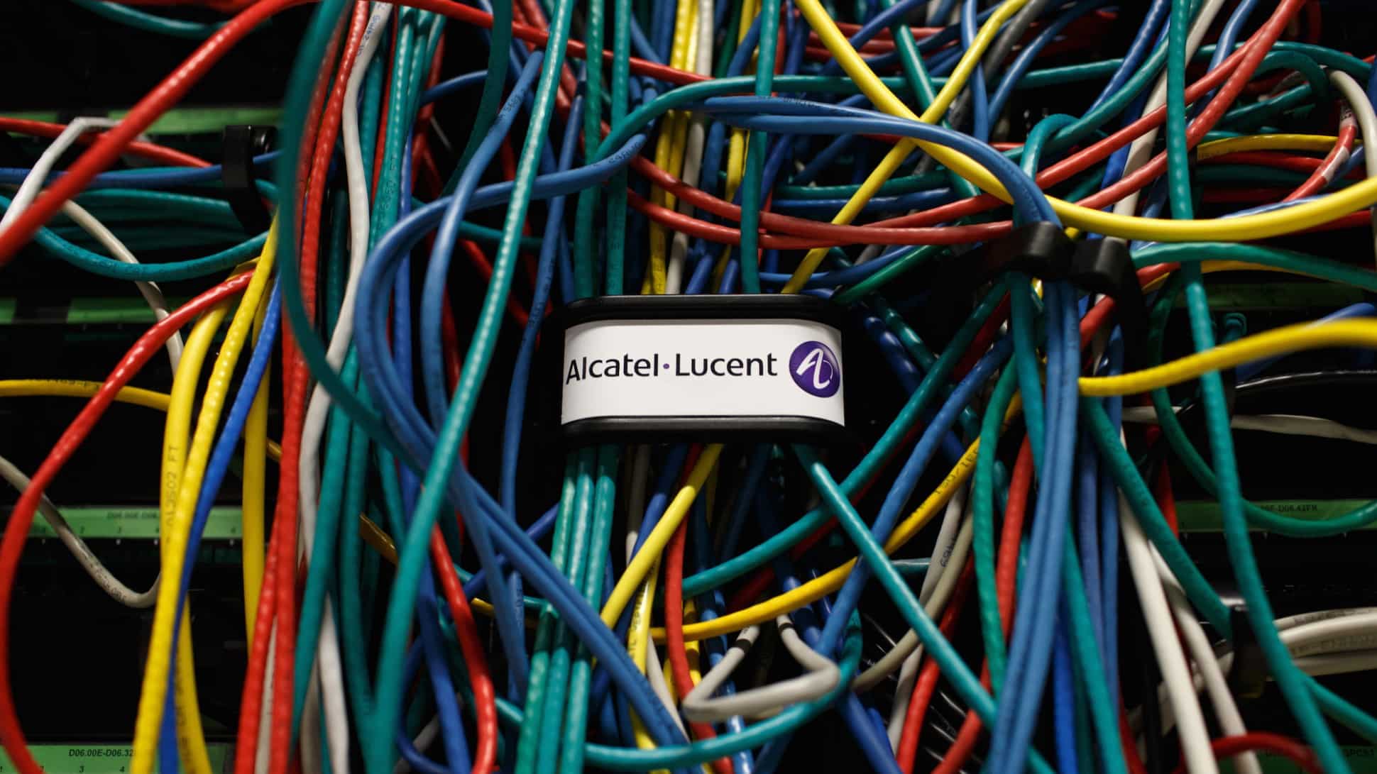 Nokia busca comprar Alcatel-Lucent para mejorar su posicionamiento en el mercado de redes de telefoní­a móvil.