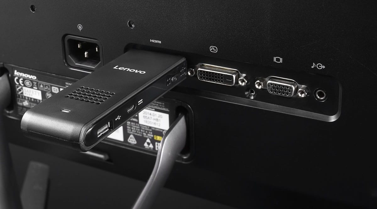 El Ideacentre Stick 300 se puede conectar a una TV o monitor con HDMI.