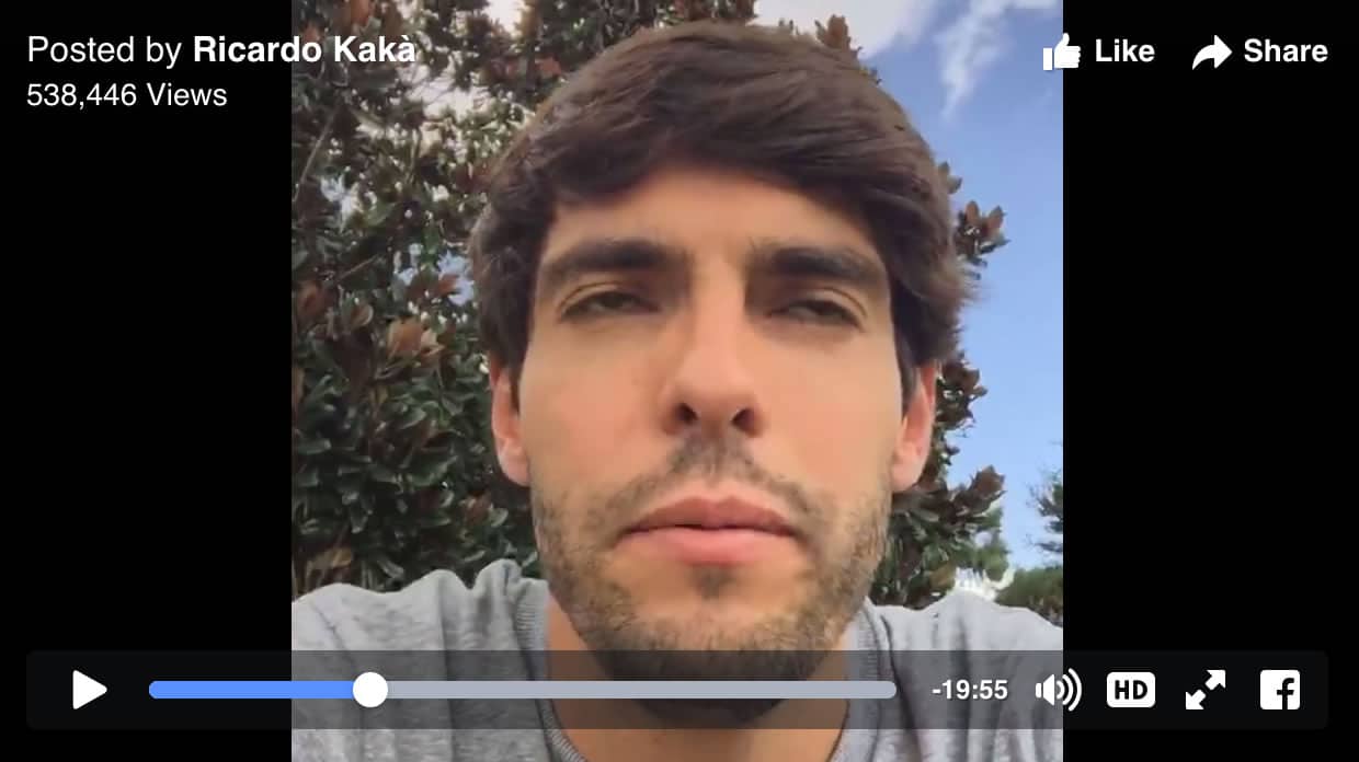 El futbolista Kaká ya participó en vivo respondiendo a sus fans, ayer.