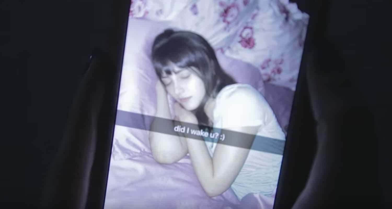 Mensajes extraños llegan al Snapchat de una chica en 3 Seconds. 