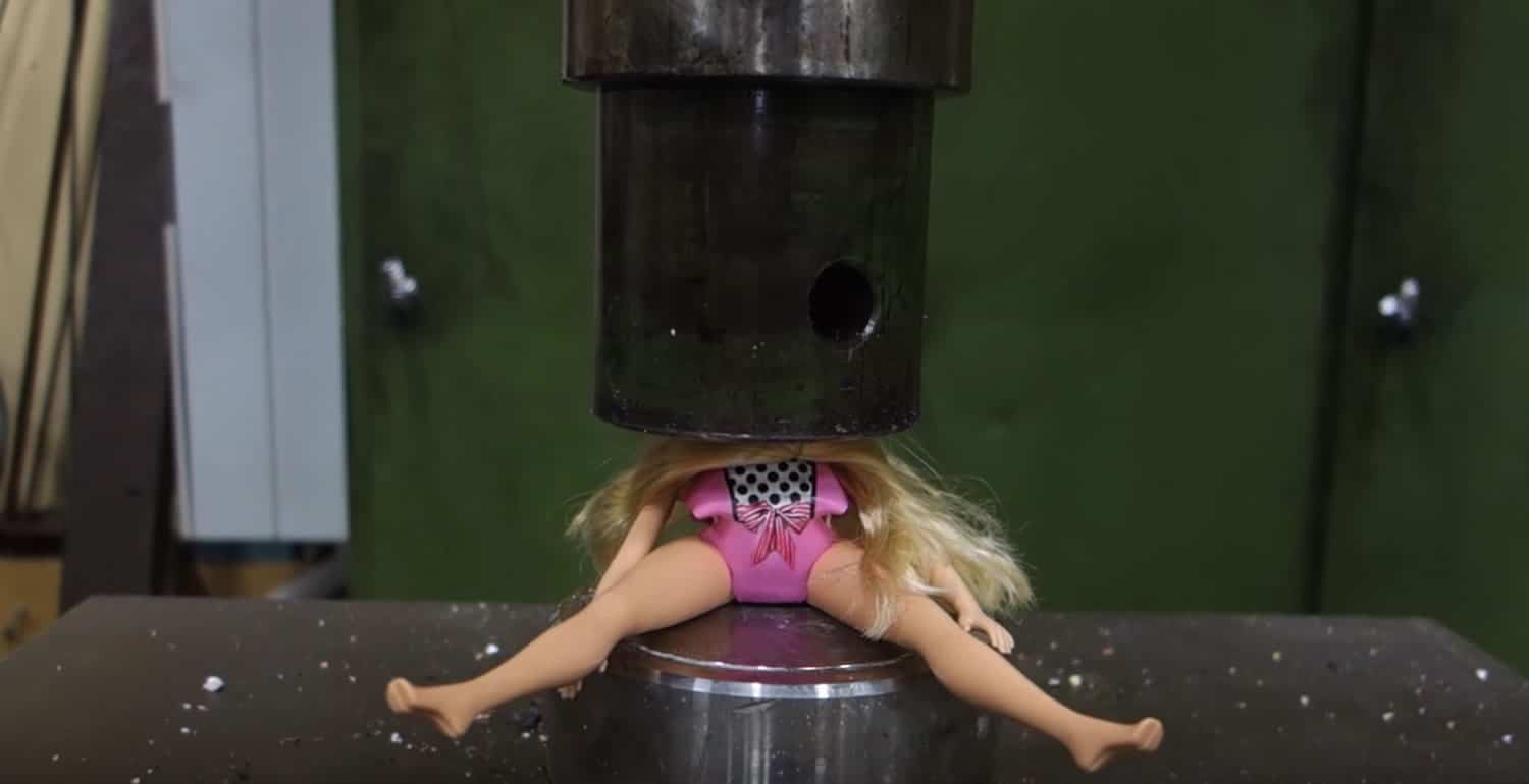 Uno de los favoritos de OhMyGeek!, cuando Hydraulic Press Channel aplasta la Barbie.