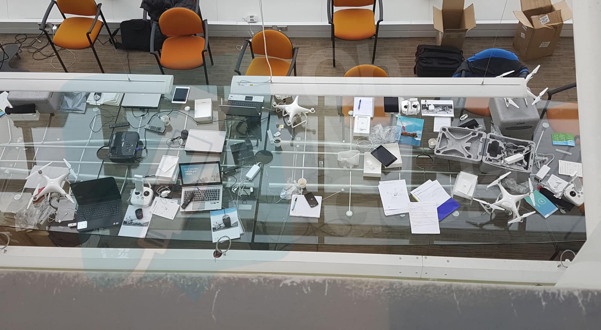 Drones Movistar Chile Supervisión de Fibra Óptica: Los drones son DJI Phantom 4, monitoreados con iPad.