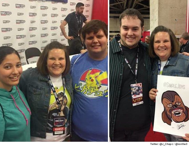 Chewbacca Mom Con Fans En Dallas Chewbacca Mom y los fanáticos que pagaron por la foto.