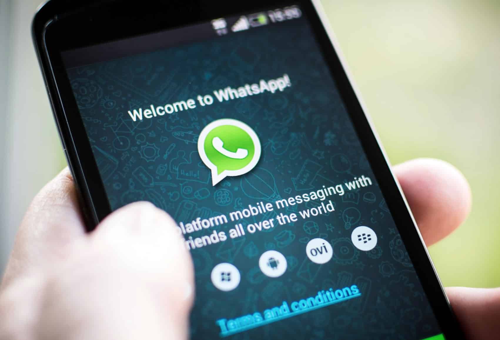 Los términos de servicio de WhatsApp los ves una vez que activas tu teléfono.
