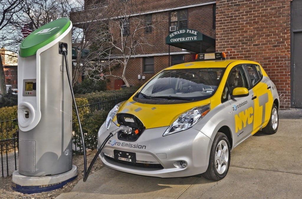 Transporte: Taxis eléctricos como estos de New York podrí­an implementarse en Chile.