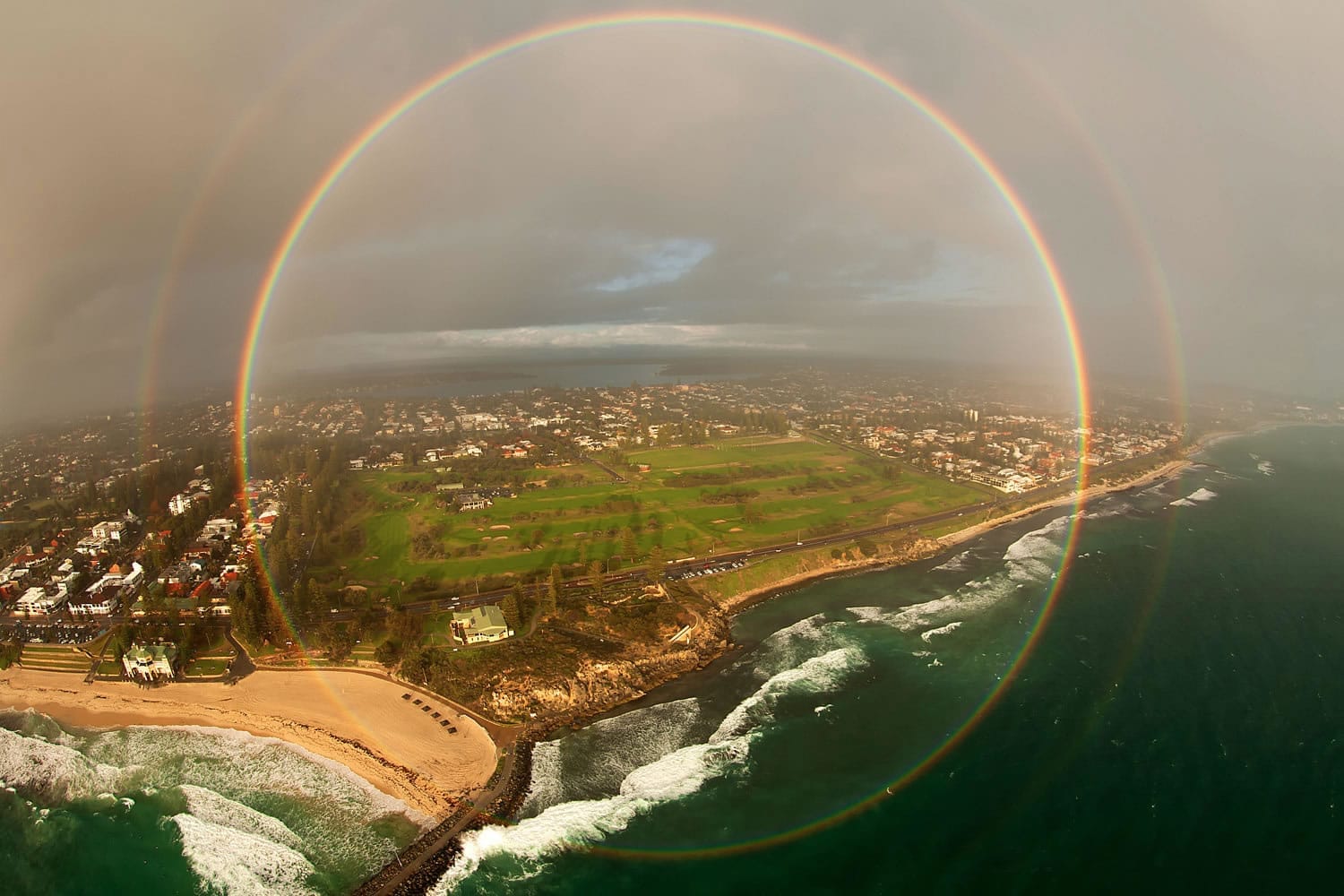 Arcoiris Circunferencia Así luce un arcoíris visto desde un avión.