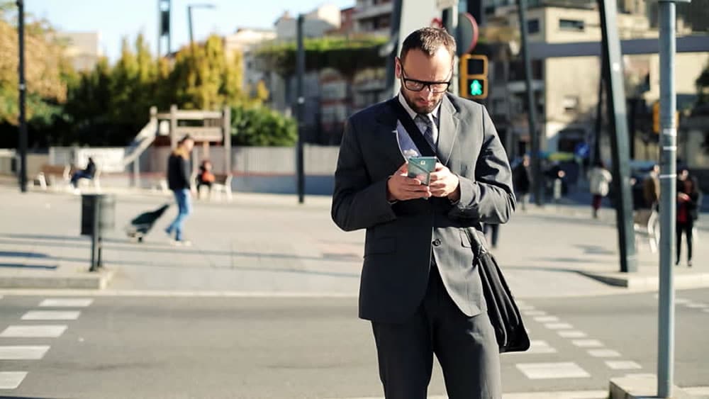 Cruzando Calle Celular Cruzando la calle mirando el celular.