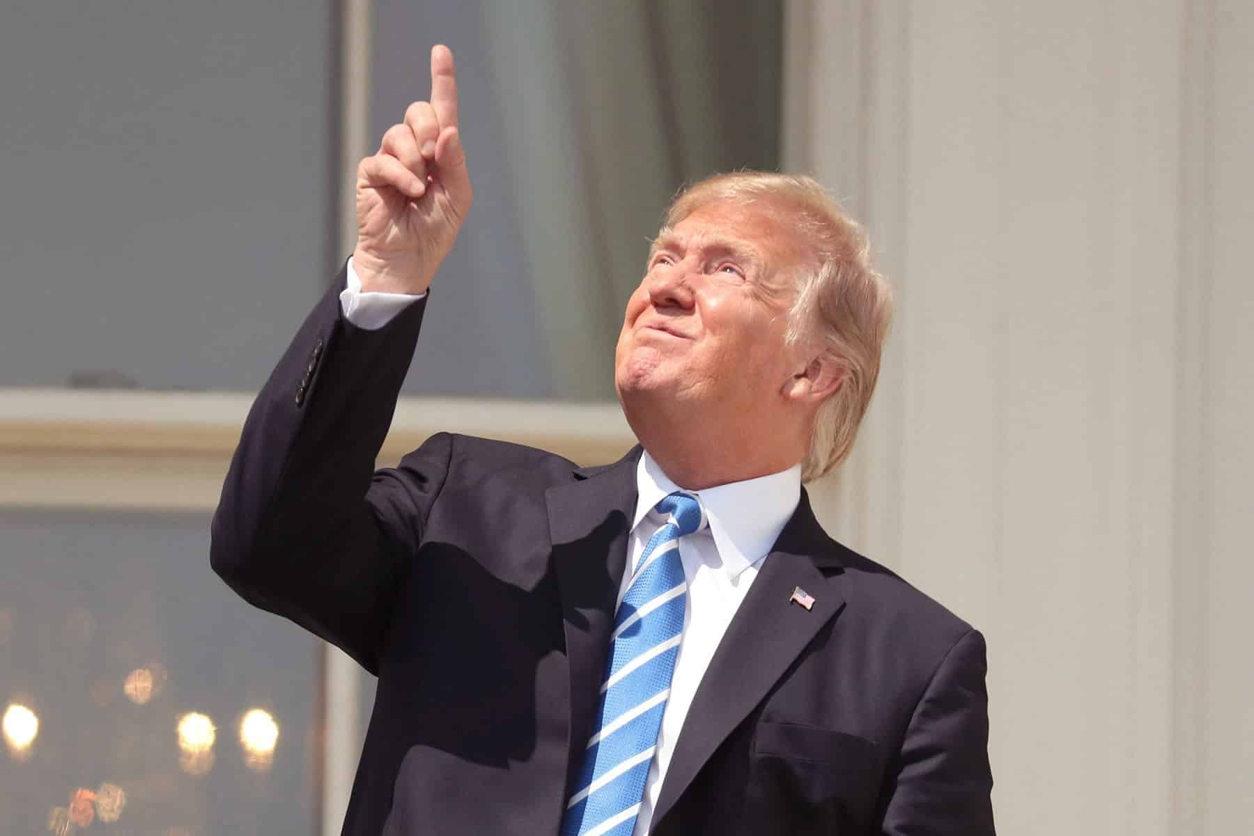 Donald Trump miró inicialmente el eclipse sin anteojos.