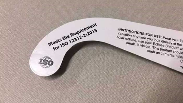 La certificación de los anteojos para ver el eclipse solar debe estar escrita en ellos.