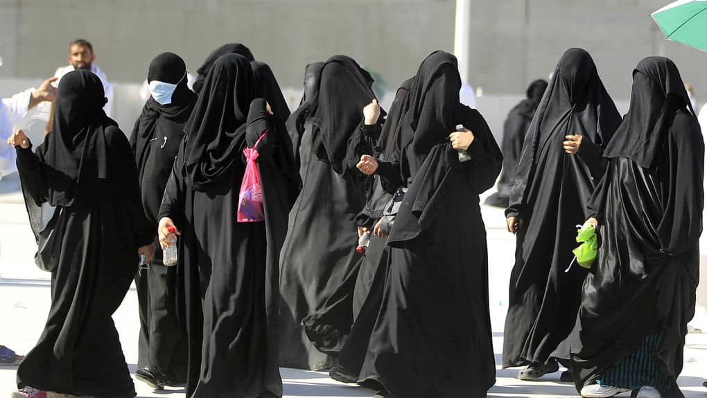 Las mujeres en Arabia Saudita deben usar abaya, pero Sophia no.