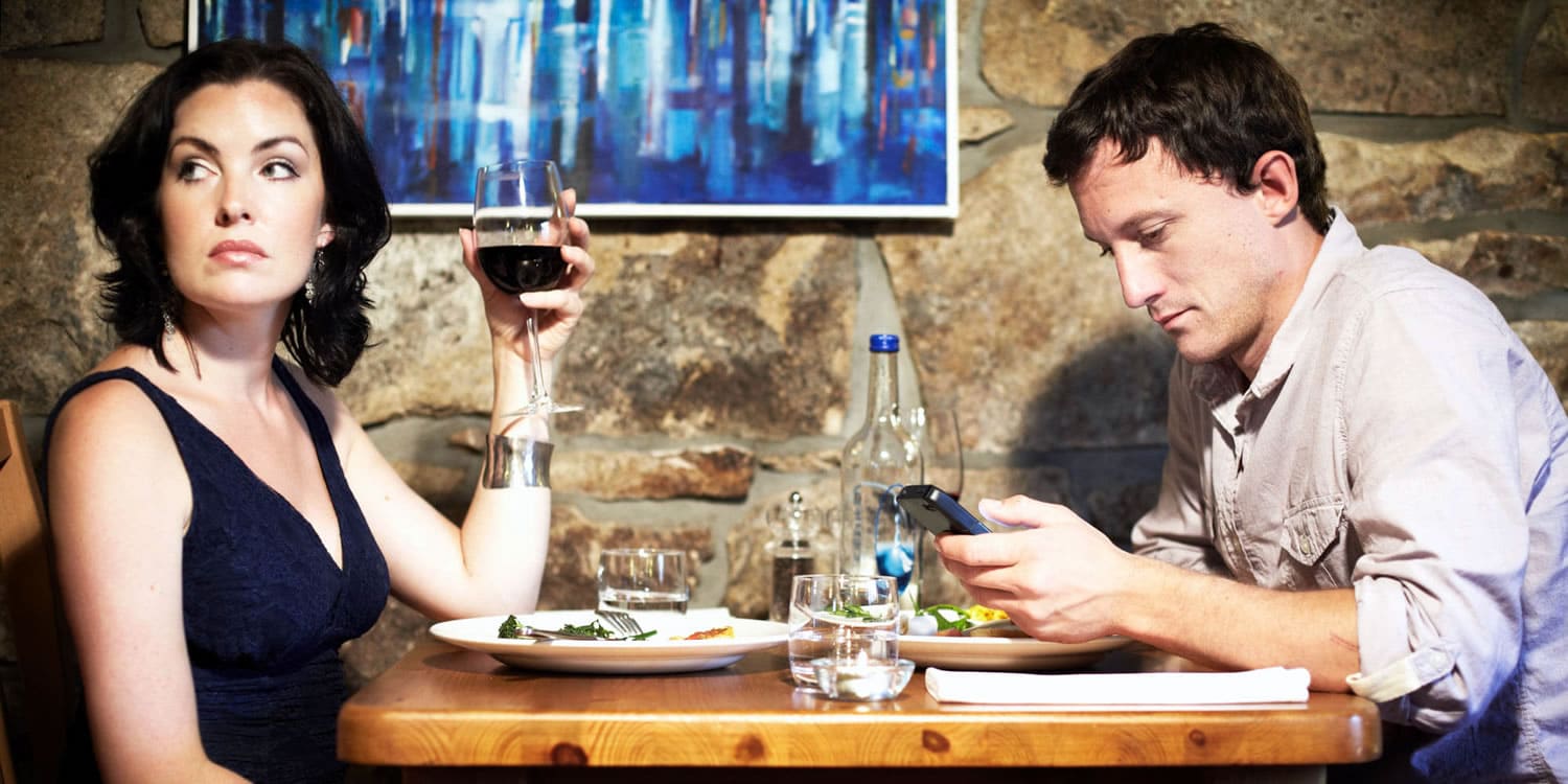 Usando Celular En La Mesa Más de la mitad de las parejas pelean por el uso excesivo de tecnología