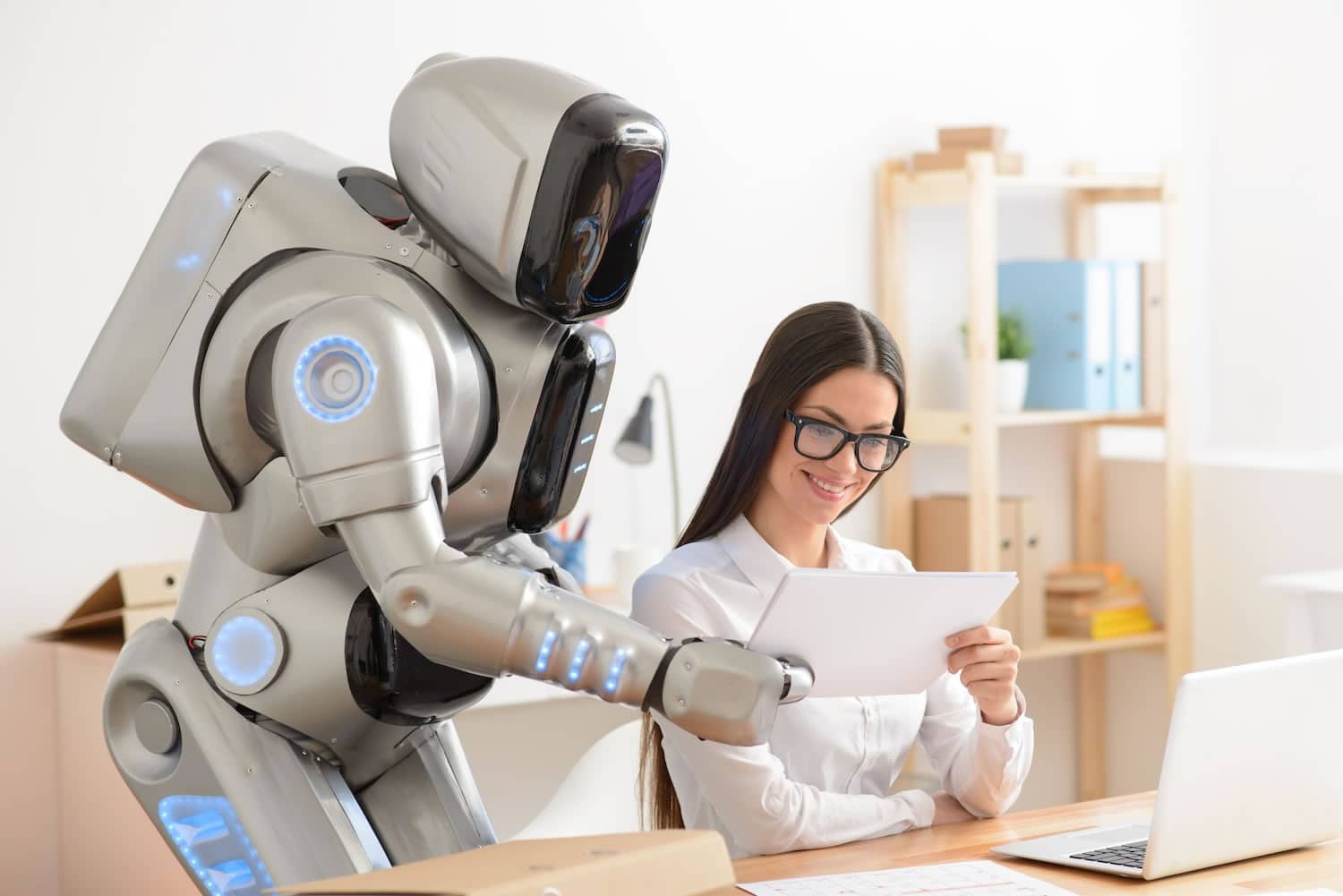 La gente ocupa mucha inteligencia artificial en la vida personal, pero no en la laboral