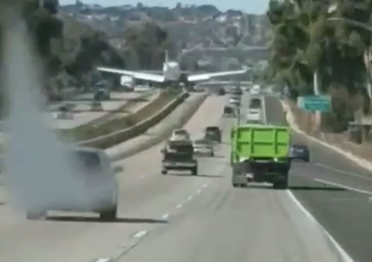 Avioneta Carretera Mira el momento que un instructor de vuelo y su alumno aterrizan en una carretera