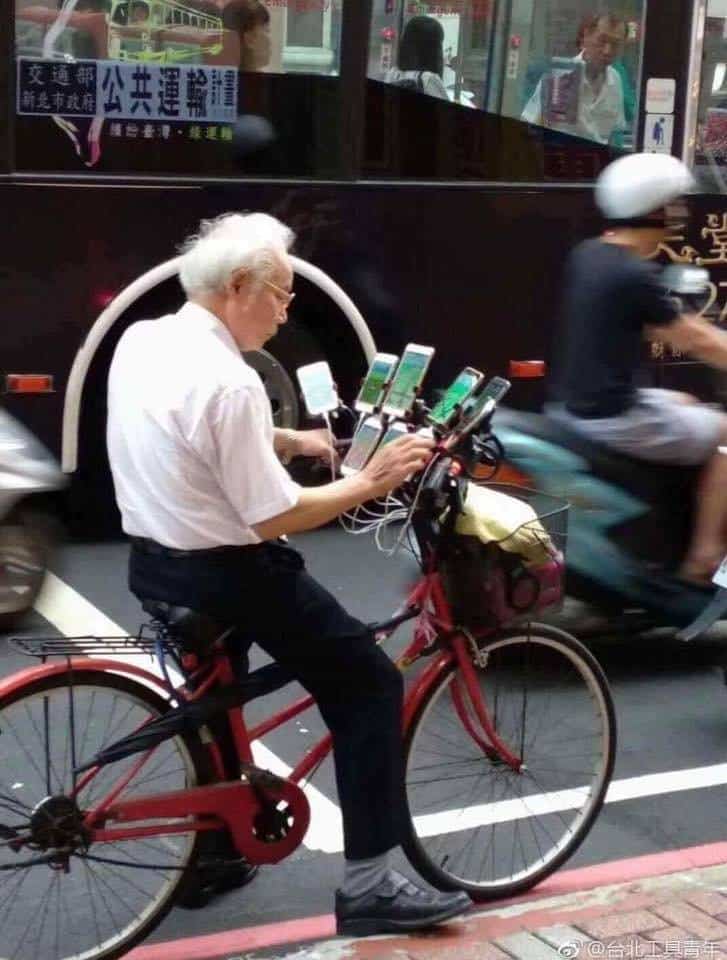 Chen San Yuan Pokemon Anciano de 70 años juega Pokémon GO en bicicleta y 11 celulares