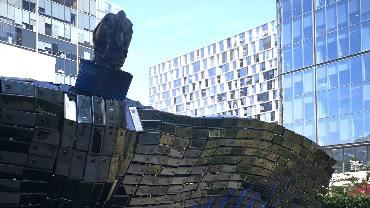 Condor Celulares Huawei Crean escultura de un cóndor andino sólo con smartphones