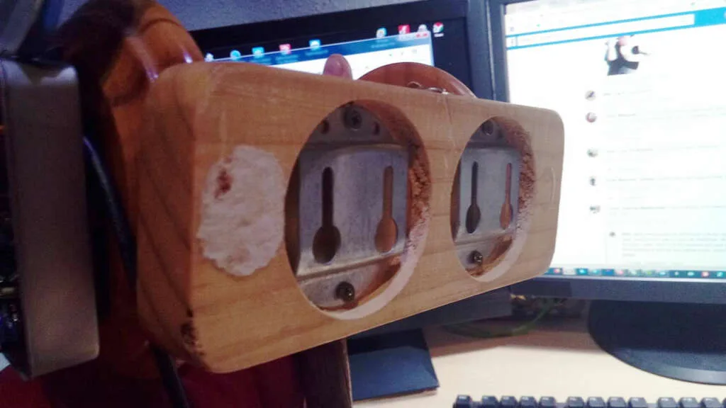 Martillo Levas Arduino Vecino lo molestaba y decidió armar un arduino que hace golpear un martillo.