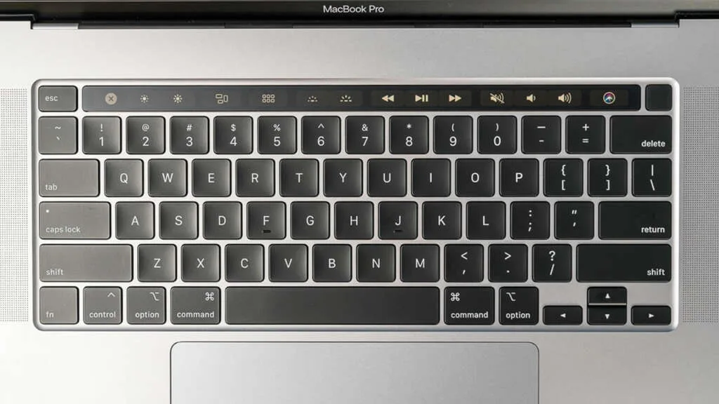 Macbook Pro Keyboard Taika Waititi bromeó y criticó a los teclados de Apple: son horrendos.