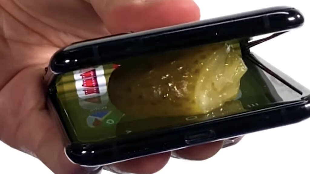 Aplastan comida con celulares flexibles en un muy aleatorio video.