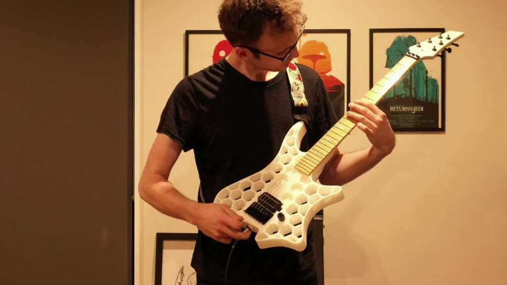 Youtuber sorprende con notable guitarra eléctrica impresa en 3D.