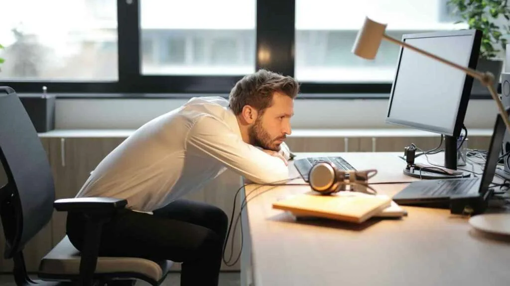 Hombre Aburrido Computador Ciberestrés por vulnerabilidades online.