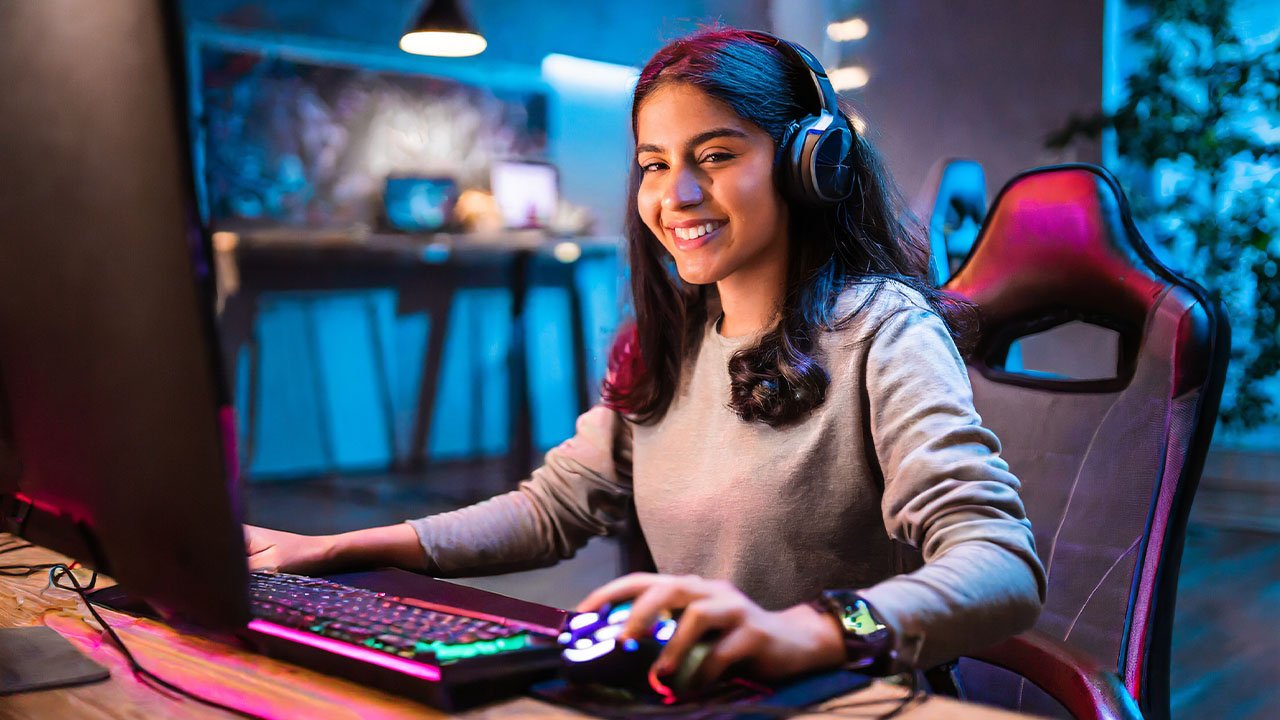 Chica Gamer Jugando Computador - futuro