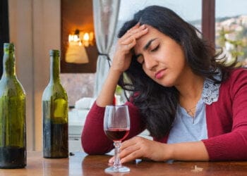 Persona Ebria Dolor De Cabeza Vino - vino tinto