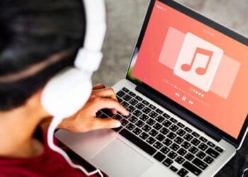 Escuchando Musica Computador Streaming