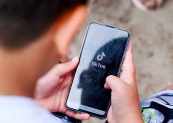 Menor De Edad Usando Tiktok - TikTok