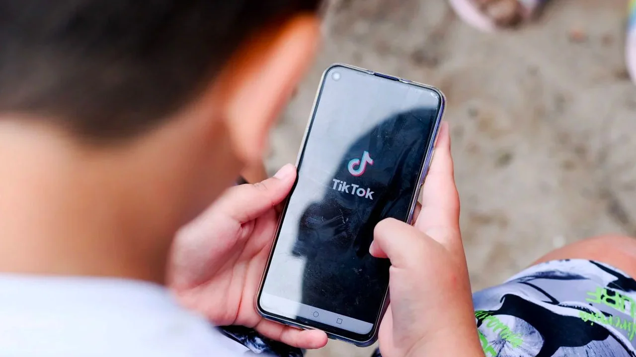 TikTok es acusada de fallar en prohibir que los niños se hagan pasar por  adultos en su plataforma | OhMyGeek!