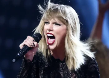 Taylor Swift Enojada Cantando