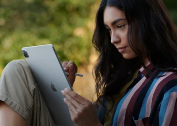 Chica Usando Ipad Ipados - iPadOS