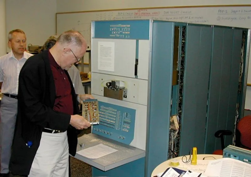 Gordon Bell junto a una DEC PDP-1