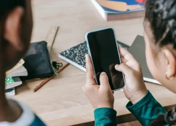Usando Celular Sala De Clases