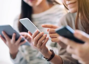 Adolescentes Usando Redes Sociales - redes sociales