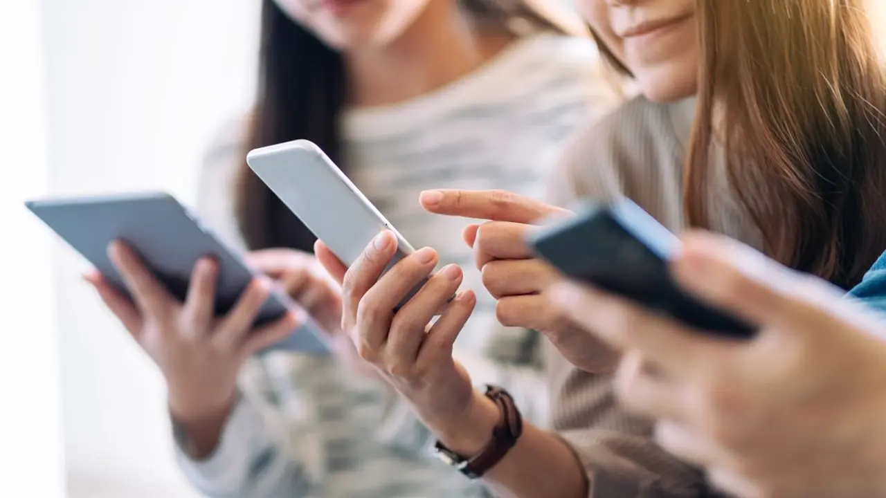 Adolescentes Usando Redes Sociales - redes sociales