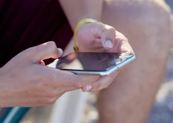 Usando Celular - capas