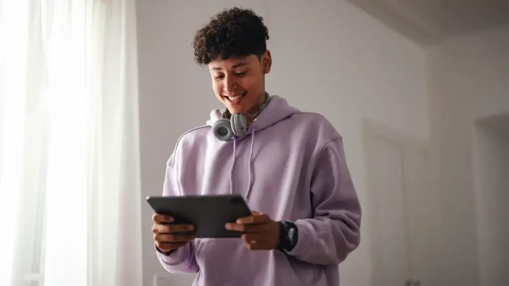 Adolescente Usando Tablet Adolescente Usando Tablet - Tablet