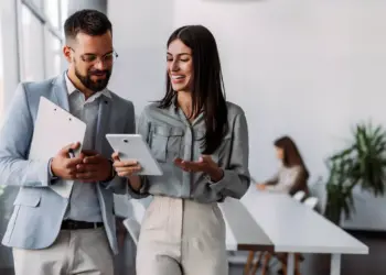 Oficinistas Usando Tablet - Tablet